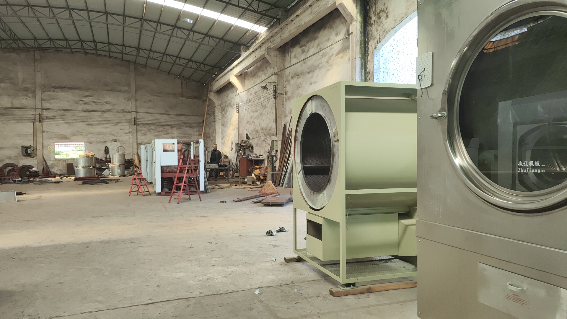 
珠江洗滌工業(yè)全自動(dòng)洗衣機(jī)憑什么服務(wù)百家名企？大型干洗店都在用的高品質(zhì)設(shè)備！
